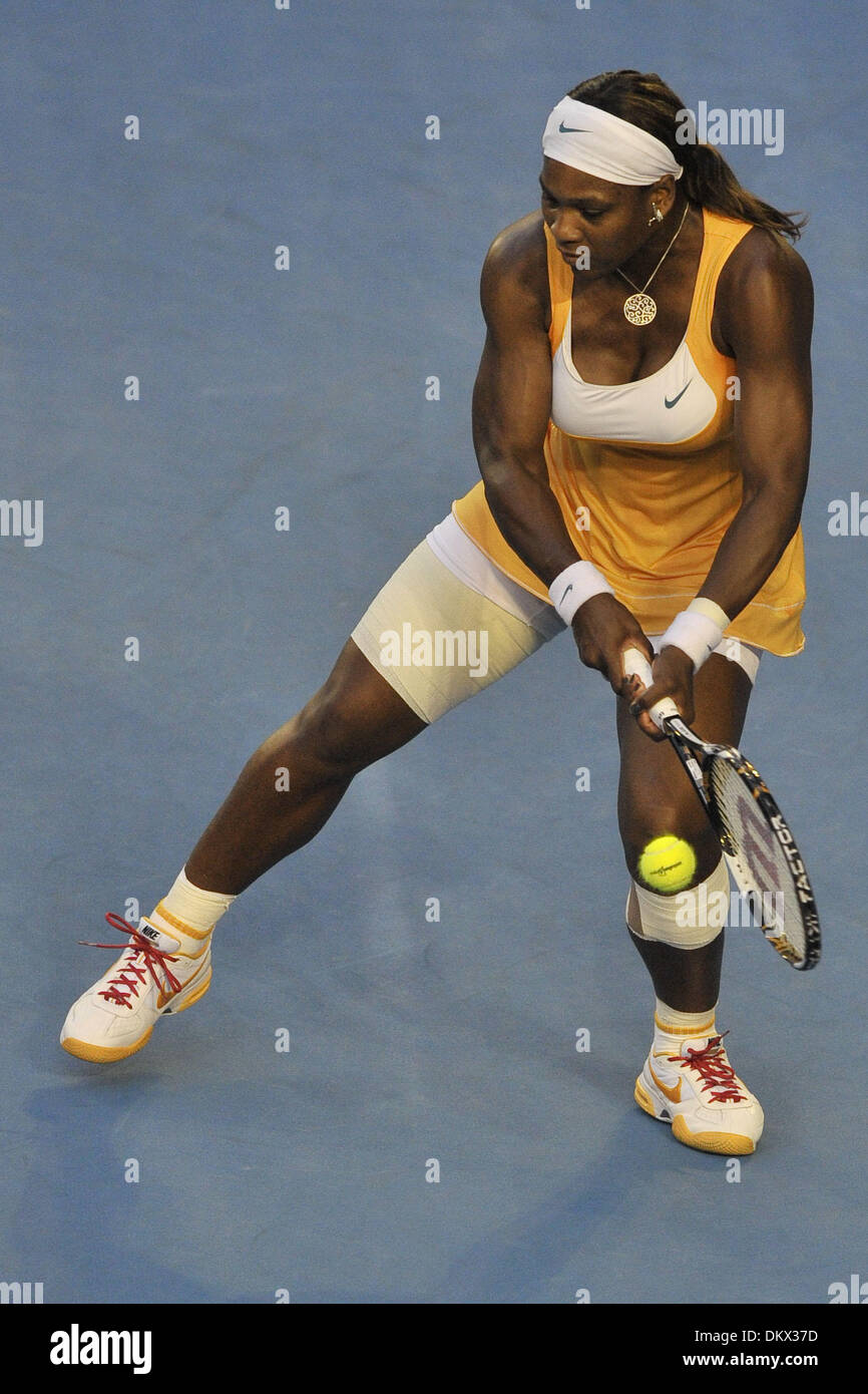 Jan 30, 2010 - Melbourne, Victoria, Australia - SERENA WILLIAMS torna a brave Justine Henin, sconfiggendo Henin in tre set a Rod Laver Arena, estendendo la sua stupefacente record in grand slam finals di 12-3 con un 6-4 3-6 6-2 win. Serena Williams ha richiamato a livello con il suo idolo Billie-Jean re su di tutti i tempi elenco major. (Credito Immagine: © Matthew Mallett/ZUMA Press) Foto Stock