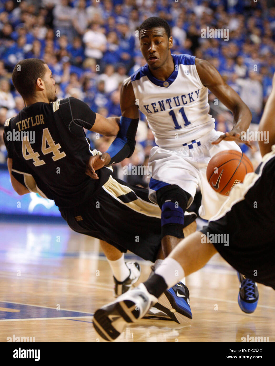 Gen 30, 2010 - Lexington, Kentucky, Stati Uniti d'America - REGNO UNITO John parete (11) è stato chiamato per la ricarica agasint Vandy's Jeffery Taylor nella prima metà dell'Università del Kentucky vs. Vanderbilt gioco su Sabato, 30 gennaio, 2010 a Rupp Arena di Lexington, KY. Regno Unito ha vinto il 85-72. Foto di David Perry | personale (credito Immagine: © Lexington Herald-Leader/ZUMApress.com) Foto Stock