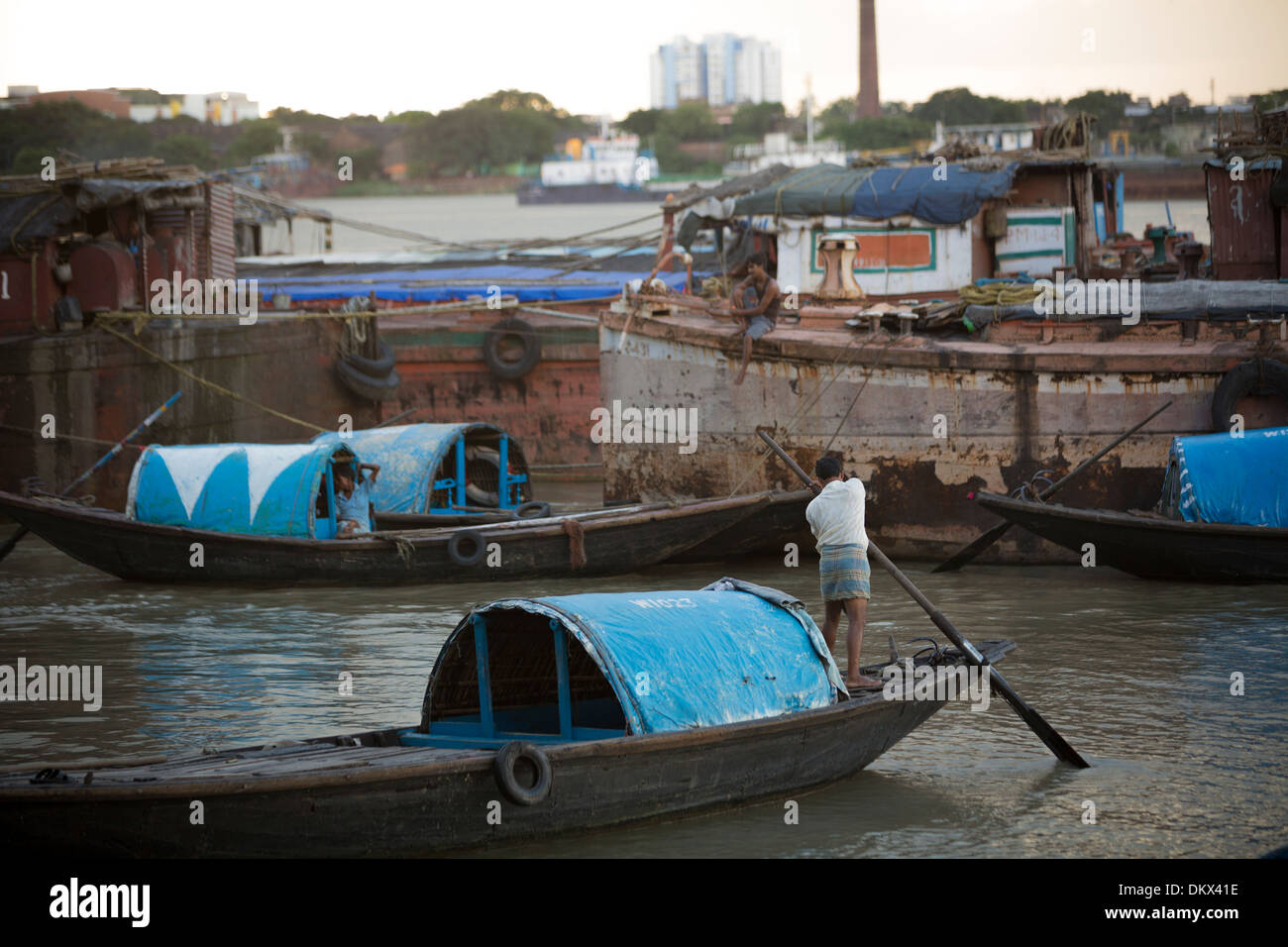 Le barche sul Fiume Hooghly a Calcutta (Kolkata), India. Foto Stock