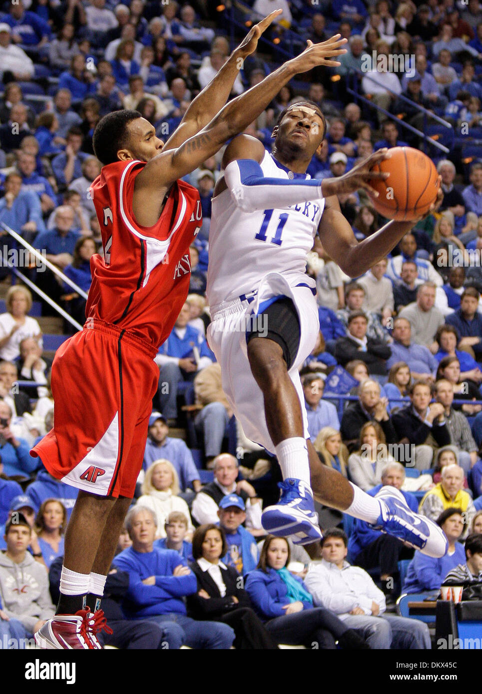 Dic. 19, 2009 - Lexington, Kentucky, Stati Uniti d'America - Kentucky John Wall taglia interno Wesley canali su un secondo semi rigido come Kentucky sconfitto Austin Peay 90-69 sabato 19 dicembre, 2009 in Lexington, KY. Foto di Mark Cornelison | Personale. (Credito Immagine: © Lexington Herald-Leader/ZUMApress.com) Foto Stock