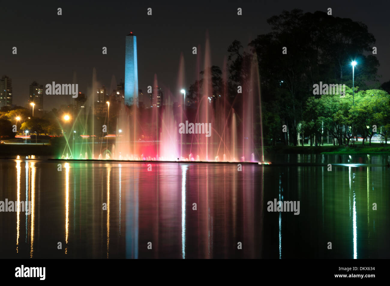 Fontane Illuminate di lago, situato nel parco di Ibirapuera, città di sao paulo, Brasile Foto Stock
