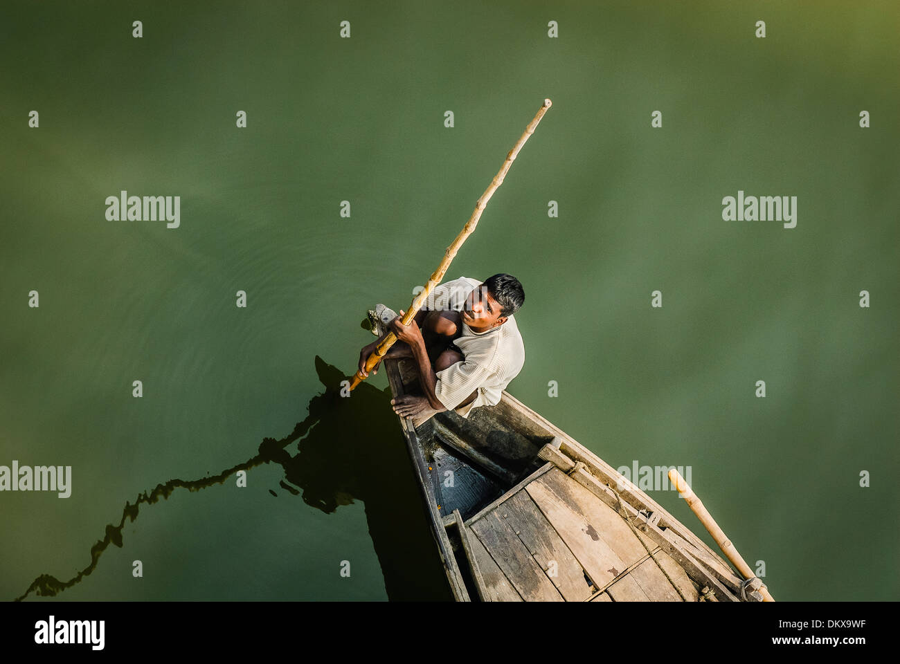 I barcaioli sulle rive del Gange, Varanasi India Foto Stock