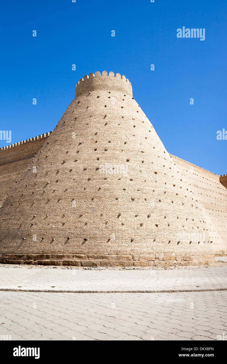 Pareti esterne dell'Arca Fortezza, Registan Square, Bukhara, Uzbekistan Foto Stock