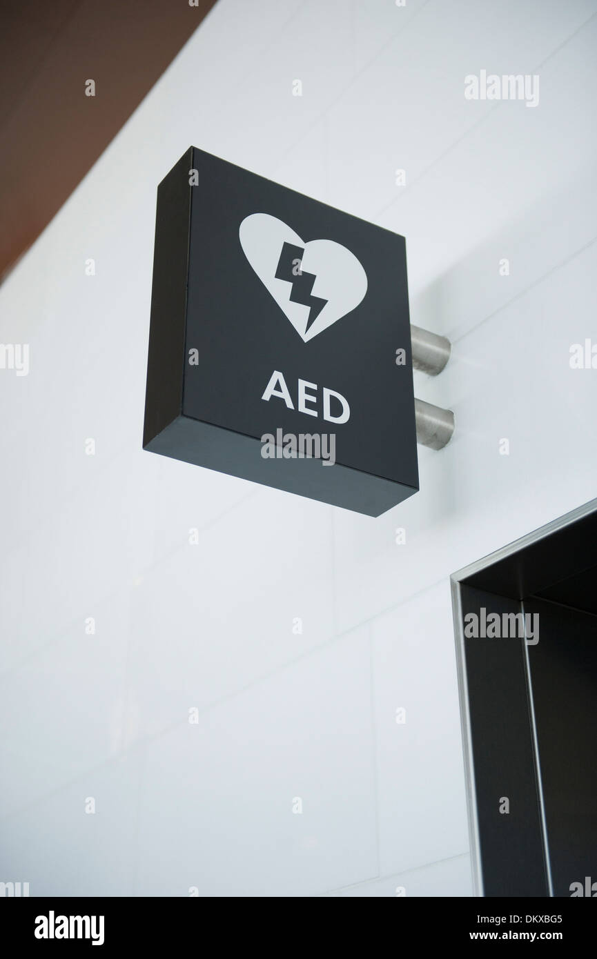 Segno per defibrillatore semiautomatico AED è un dispositivo elettronico portatile che può salvare una vita da un attacco di cuore Foto Stock