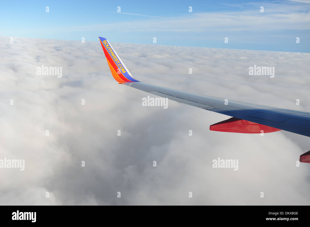 Southwest Airlines ala con aletta sul parafango di Boeing 737-700 jet in volo sopra le nuvole Foto Stock