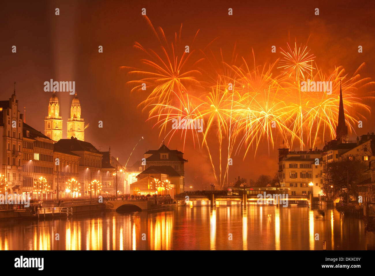 Svizzera Europa fuoco evento riflessione cantone ZH Zurigo Capodanno fuochi d'artificio town city Limmat Grossmünster arancione Foto Stock