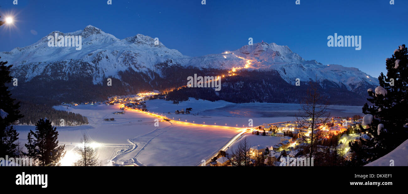 La Svizzera in Europa buio notturno panorama invernale GR canton Grigioni Grigioni Engadina Engadina alta Engadina sci sci Corvatsch Foto Stock
