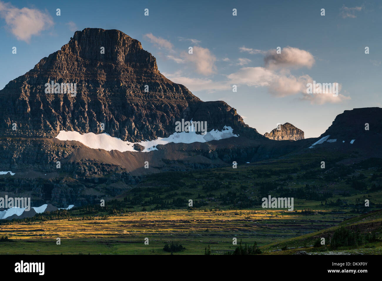 Bel Tramonto di luce che cade su Reynolds montagna nel Parco Nazionale di Glacier, Montana. Foto Stock