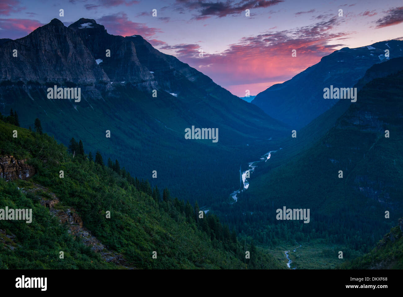 Impostazione di Sun alla fine del McDonald Creek Valley, nel Parco Nazionale di Glacier, Montana. Foto Stock