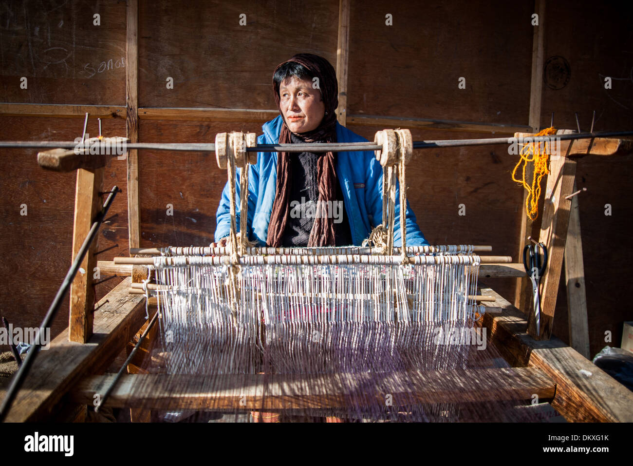 Una donna bhutanesi pause per una pausa dal usando il suo telaio, Bumthang - Bhoutan Foto Stock