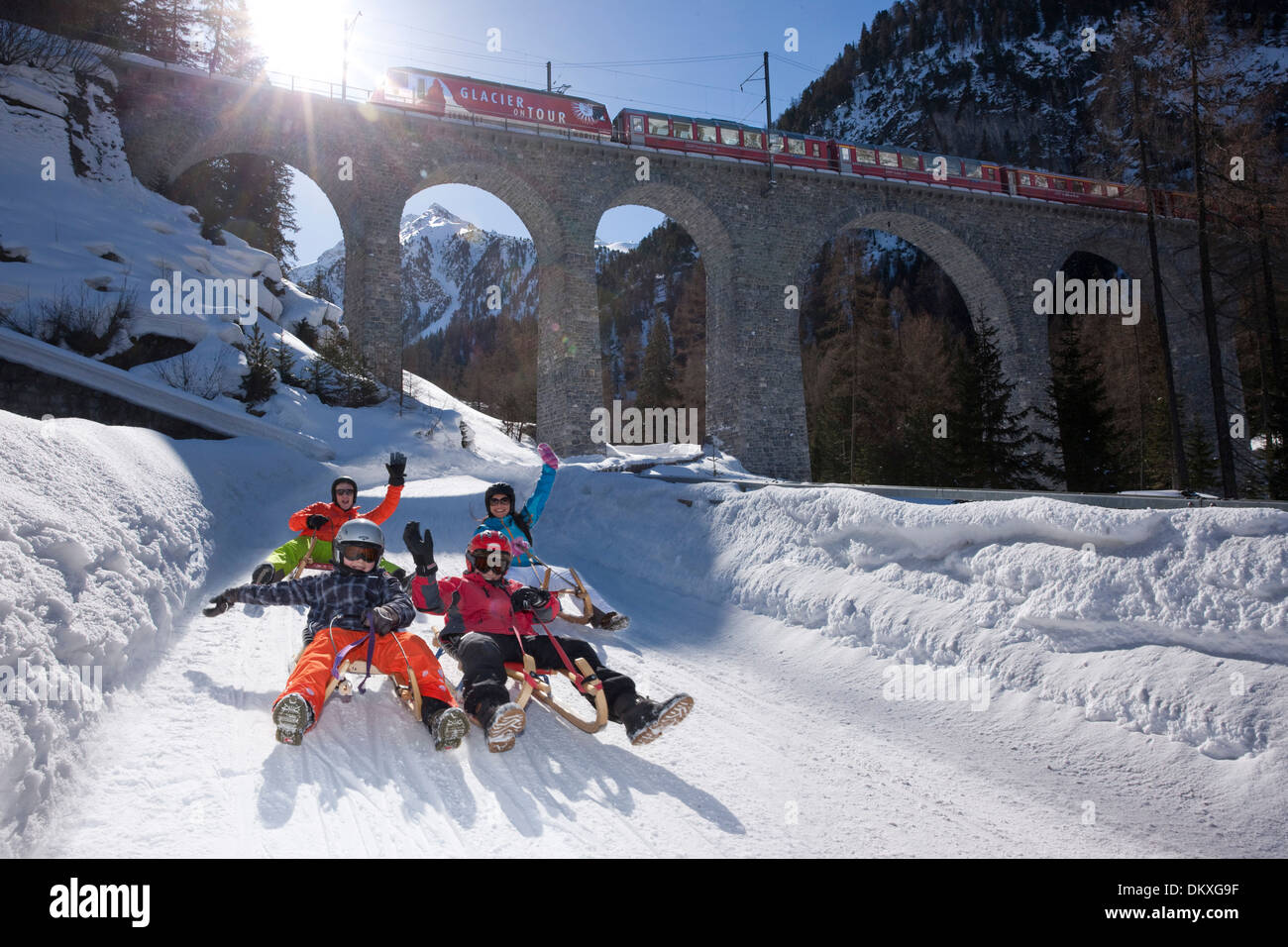 Svizzera Europa treno ferroviario railroad famiglia sledge sleigh toboggan sport tempo libero avventura inverno sport invernali cantone Foto Stock