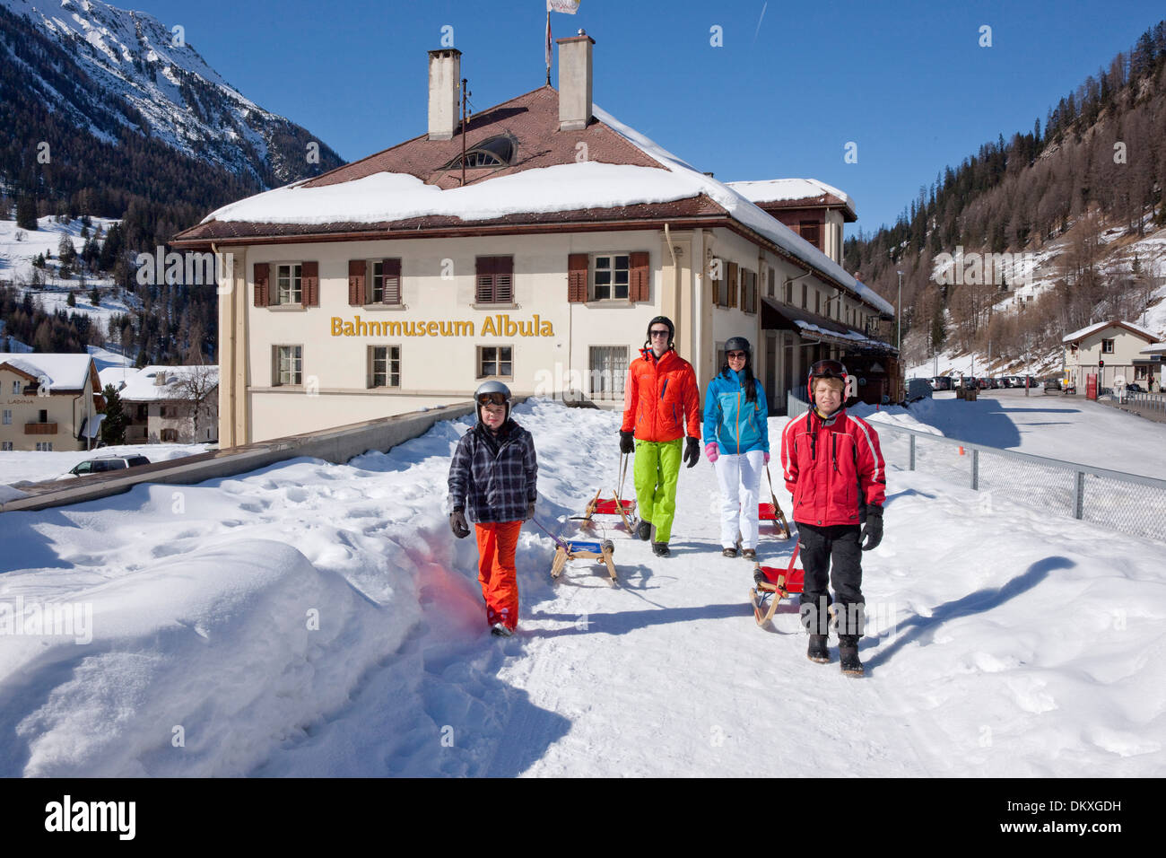 Svizzera Europa treno ferroviario railroad famiglia sledge sleigh toboggan sport tempo libero avventura inverno sport invernali cantone Foto Stock