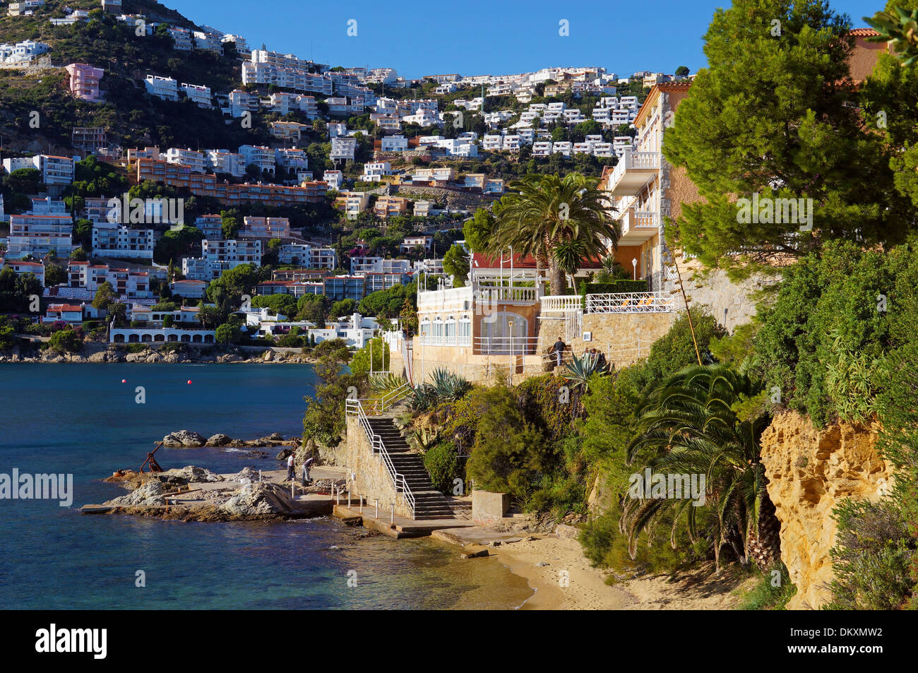 Costa con waterfront hotel ed edifici di appartamenti in background, mare Mediterraneo, Rosas Costa Brava Catalogna Foto Stock