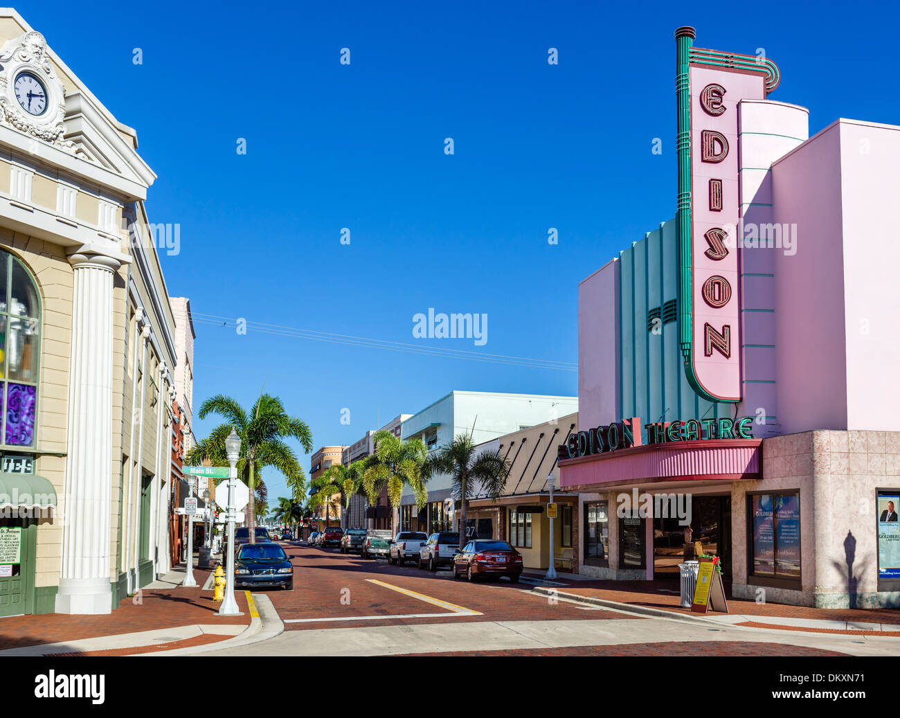 Visualizza in basso Hendry Street presso la strada principale intersezione con il teatro di Edison a destra, River District, Fort Myers, Florida, Stati Uniti d'America Foto Stock