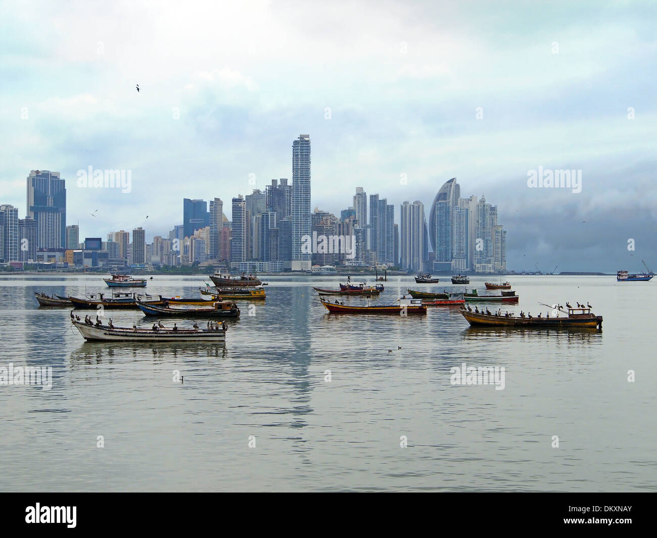 Barche da pesca ancorate e grattacieli in background, Città di Panama , Panama America Centrale Foto Stock