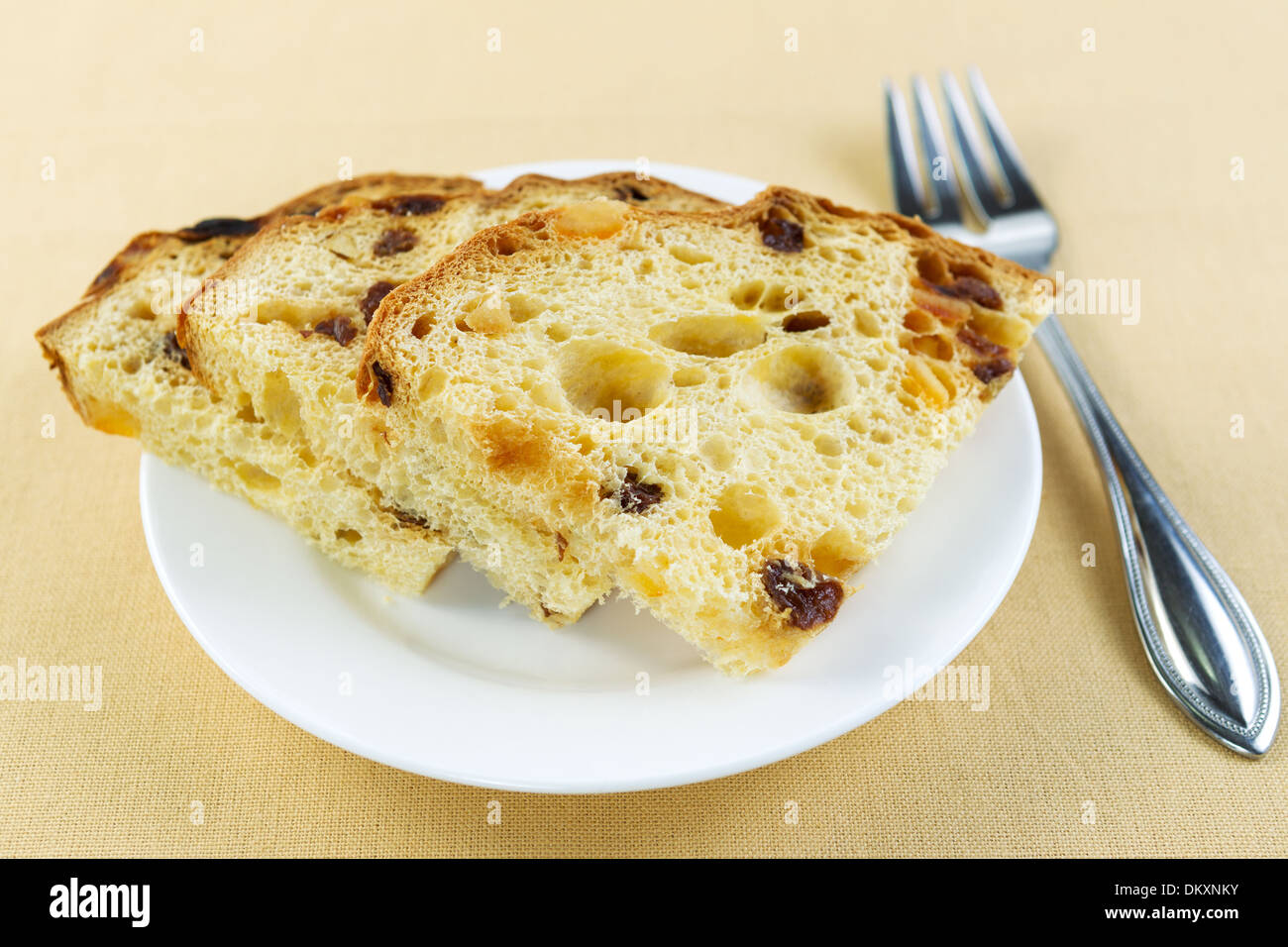 Closeup foto orizzontale di italiani freschi fette di torta su una piastra bianca lungo con forcella sul lato Foto Stock