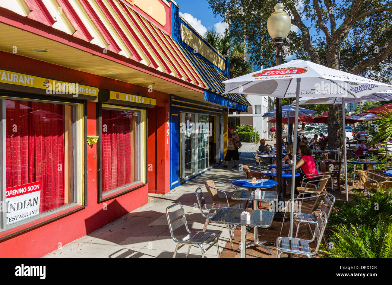 Ristoranti sulla strada principale del centro storico di Sarasota, costa del Golfo della Florida, Stati Uniti d'America Foto Stock