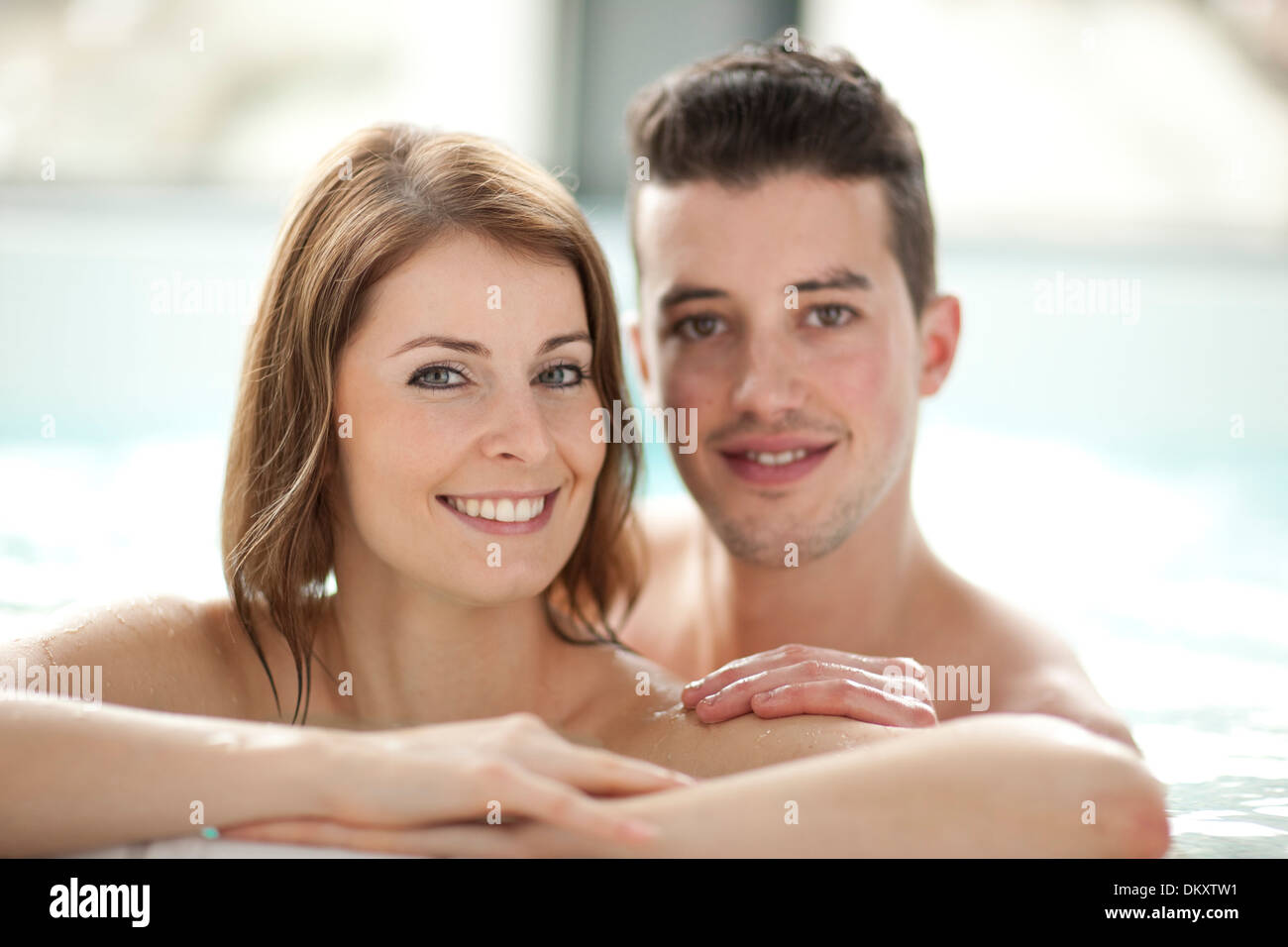 Svizzera Europa bagno ritratto di balneazione giovane uomo donna due i capelli castani acqua acqua sport wellness ben beeing salute acqua Foto Stock