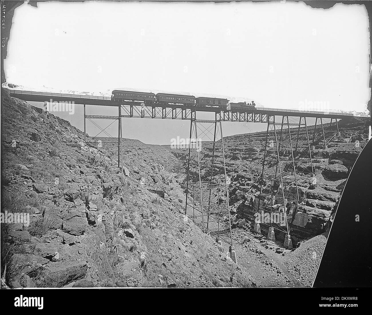 (Vecchia n. 139) Santa Fe Railroad ponte sul Canyon Diablo, Arizona, mostrando il treno e segni di Albuquerque, Nuovo... 517782 Foto Stock