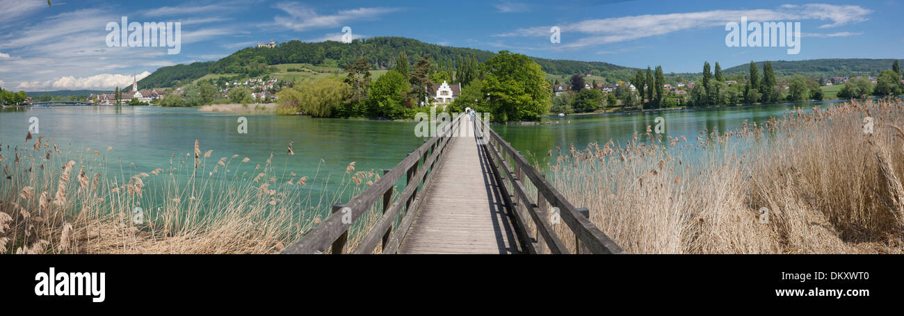 Svizzera Europa town city diventando il Footbridge Stein am Rhein SH Canton Sciaffusa flusso di fiume brook corpo di acqua acque Foto Stock