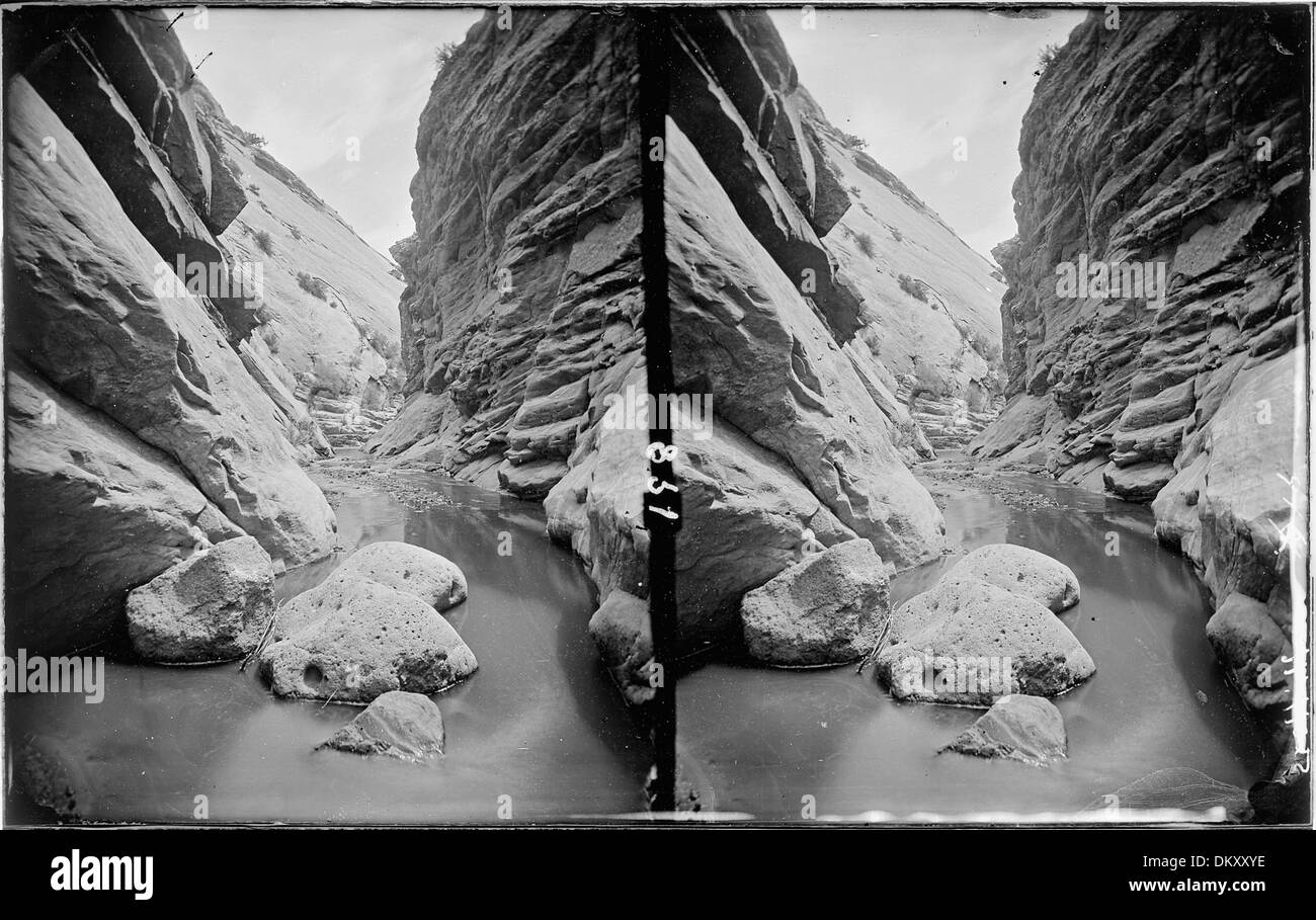 Una vista panoramica dell'Altopiano dell'Acquario e del Tantalus Creek, con massi di arenaria e notevoli numeri antichi sulle rocce. Foto Stock