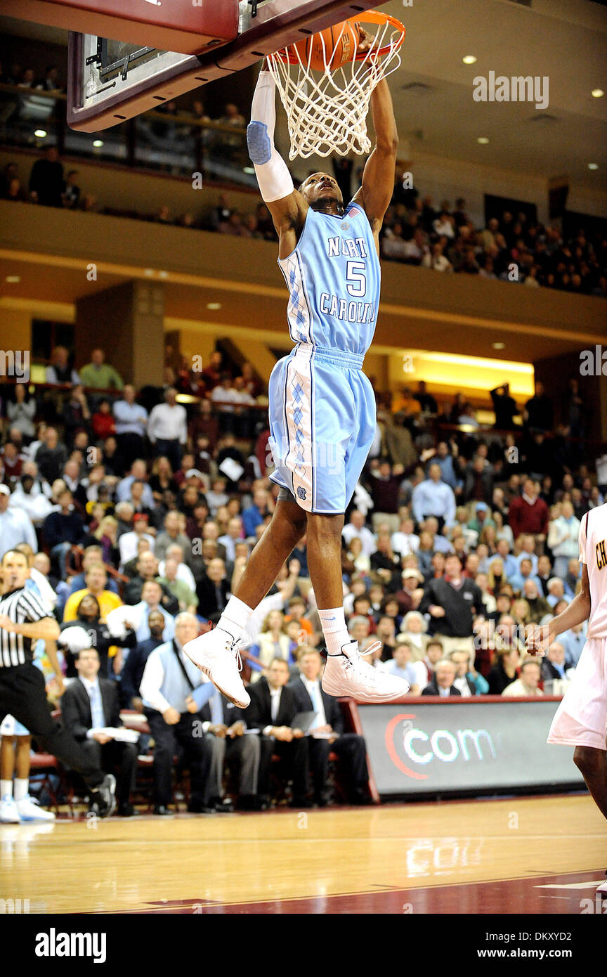 Jan 4, 2010 - Charleston, Carolina del Sud e Stati Uniti d'America - Carolina Tarheels (5) DEXTER STRICKLAND come il College di Charleston Cougars sconfiggere l'Università della North Carolina Tarheels con un punteggio finale di 82-79 come ha suonato presso la vita coloniale Arena si trova nel centro cittadino di Charleston. Copyright 2009 Jason Moore. (Credito Immagine: © Jason Moore/ZUMApress.com) Foto Stock