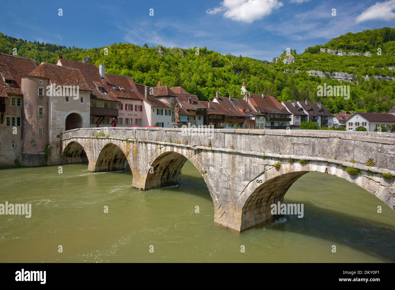 Svizzera Europa canton JU Saint Ursanne Doubs giura di flusso di fiume brook corpo di acqua acqua acque città ponte della città Foto Stock