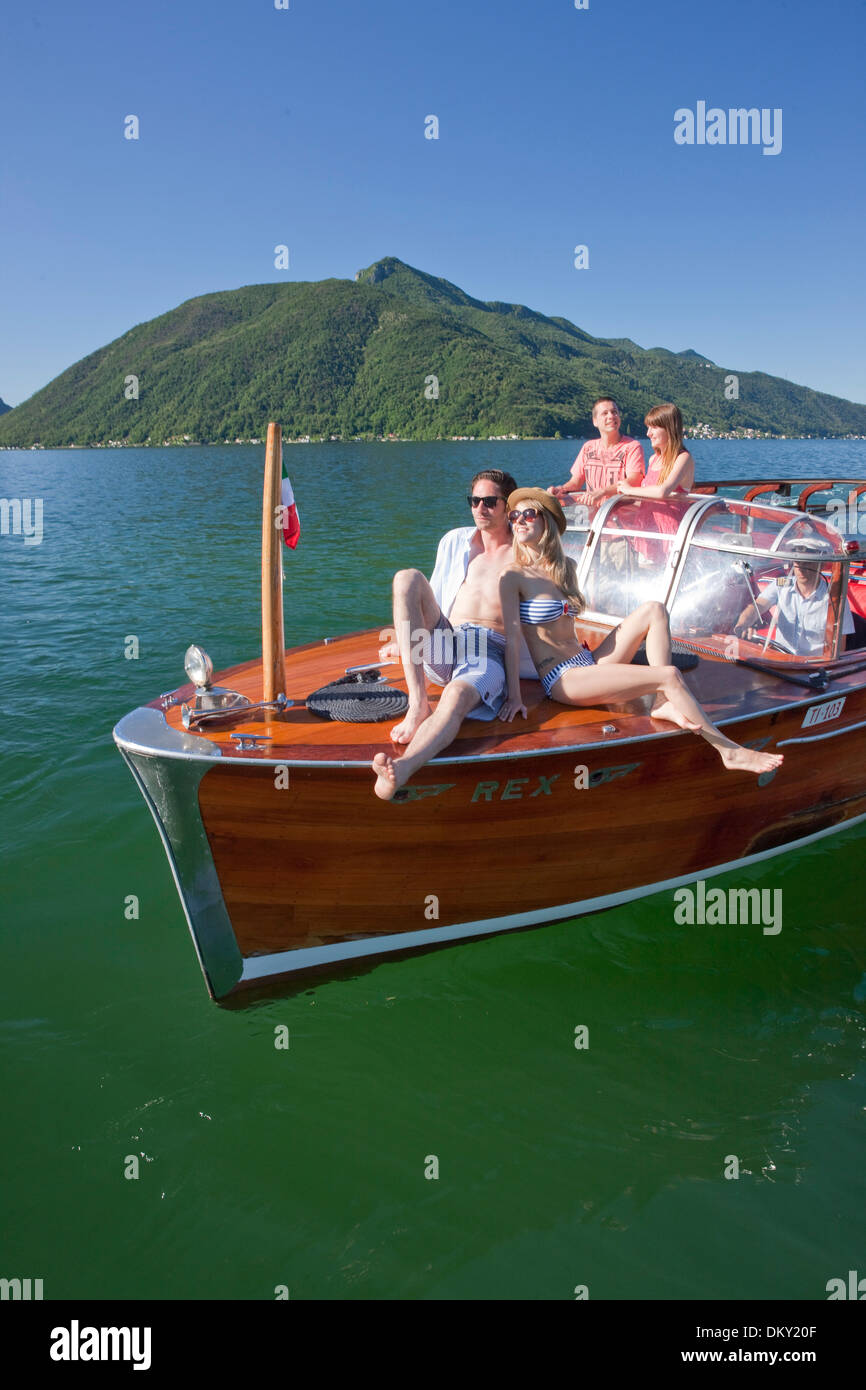 Svizzera Europa lago di Lugano gruppo donna uomo giovane coppie divertimento riposo nave navi barca barche sul lago TI canton Ticino Sud Foto Stock