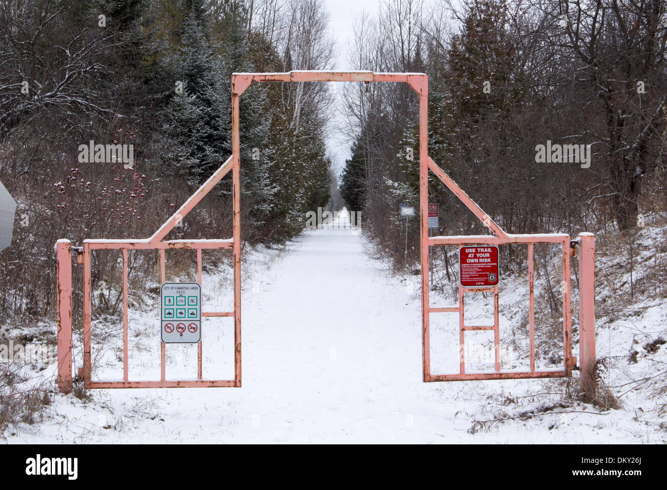 Coperta di neve trail con protezione gate a Ken Reid Area di Conservazione, Lindsay, Ontario Foto Stock