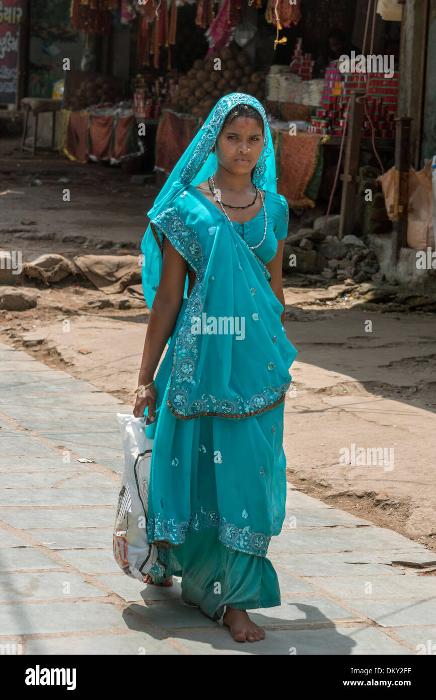 La donna in un turchese sari, cammino di pellegrino, Pavagadh Hill, Champaner-Pavagadh Parco Archeologico, nello Stato di Gujarat, India Foto Stock
