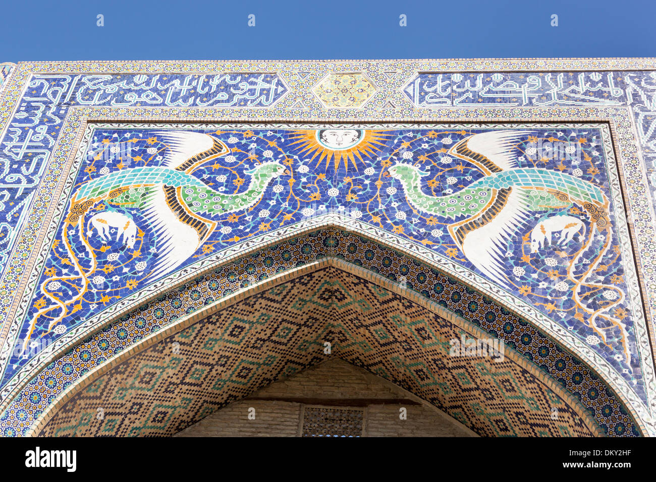 Mosaico posto sulla parte anteriore del Nadir Divan Begi Madrasah, noto anche come Nadir Divan Beghi Madrasah, Bukhara, Uzbekistan Foto Stock