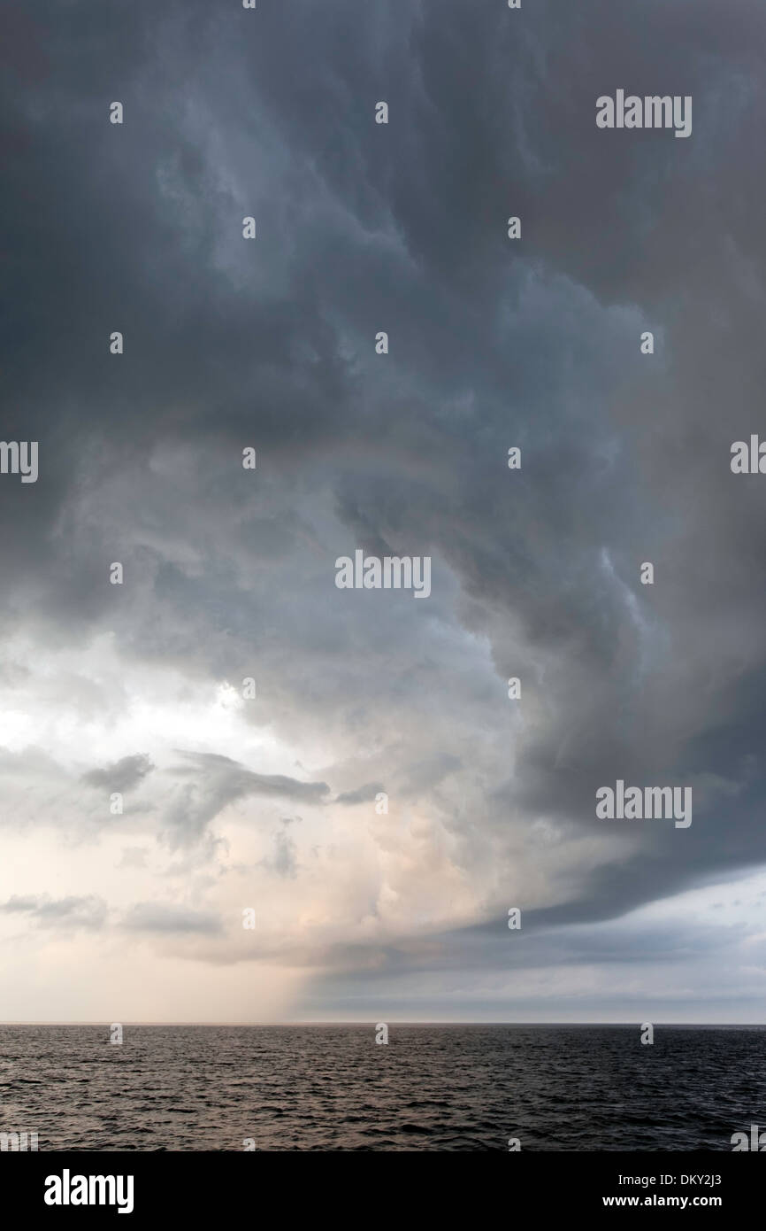 Nuvole temporalesche sull'Atlantico settentrionale Foto Stock