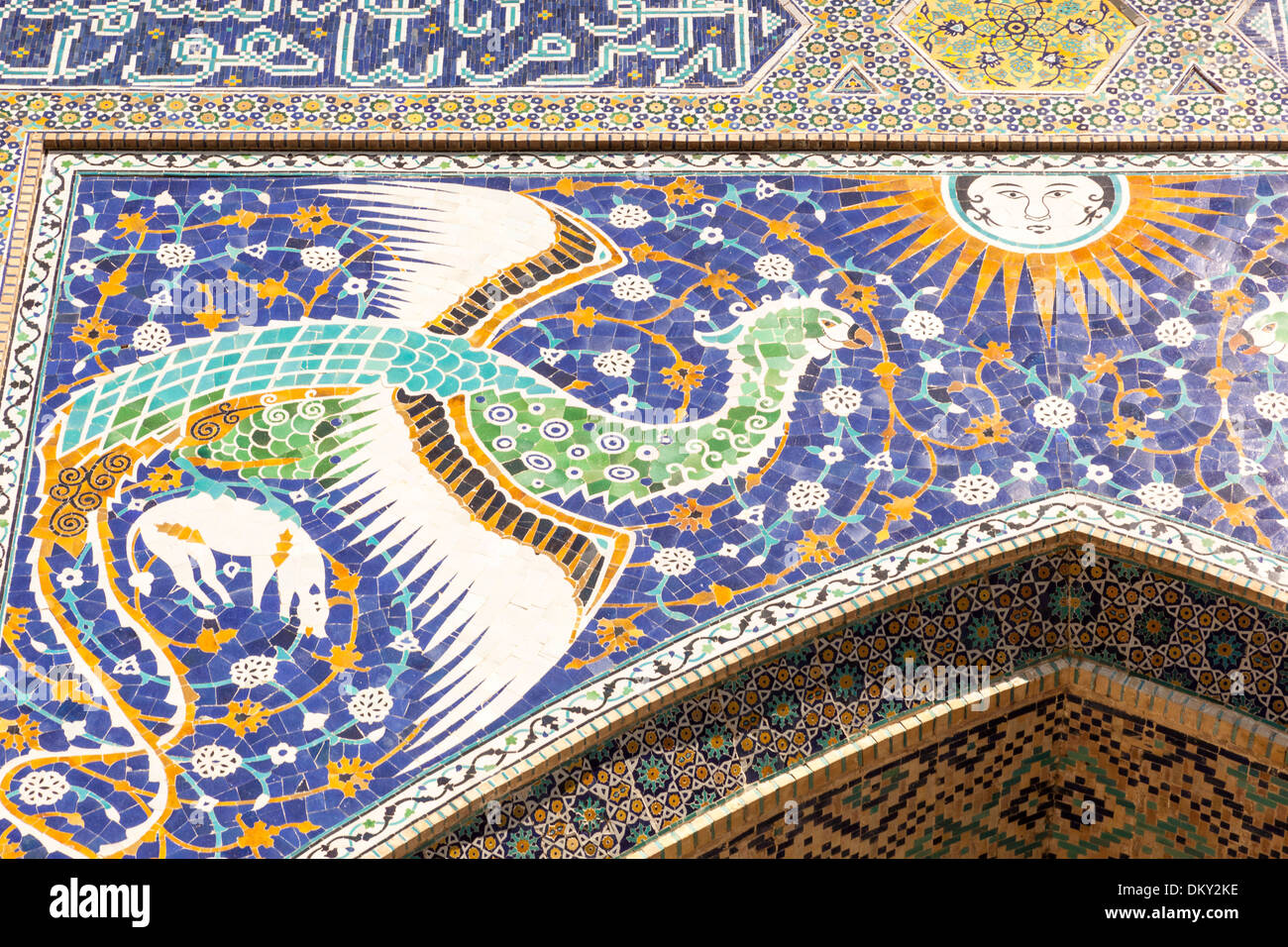 Mosaico posto sulla parte anteriore del Nadir Divan Begi Madrasah, noto anche come Nadir Divan Beghi Madrasah, Bukhara, Uzbekistan Foto Stock