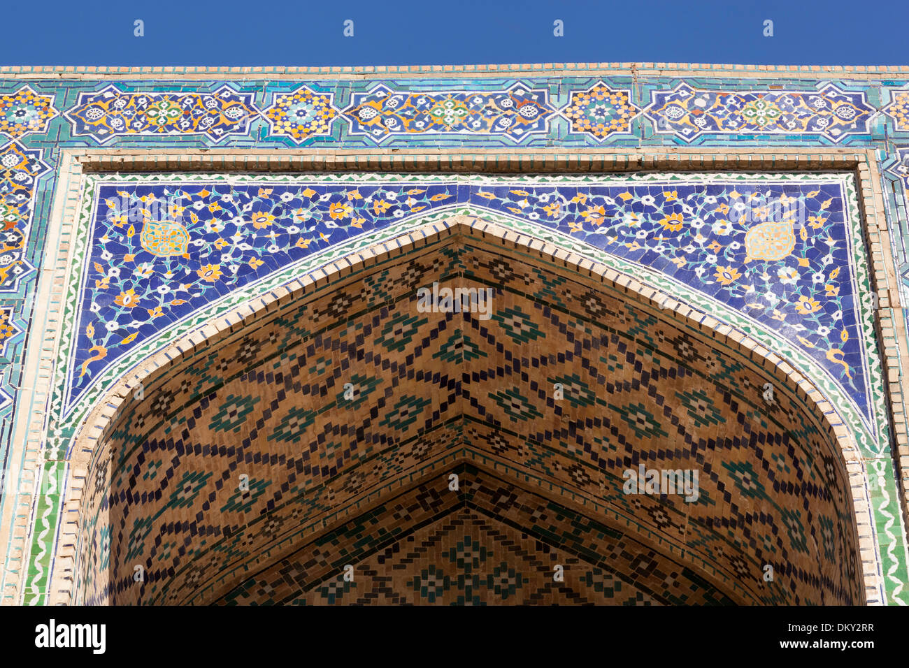 Mosaico posto sulla parte anteriore del Nadir Divan Begi Madrasah, noto anche come Nadir Divan Beghi Madrasah, Bukhara, Uzbekistan Foto Stock