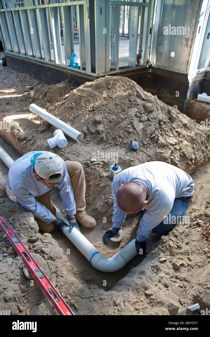 Poli cloruro di vinile (PVC) tubi essendo installati per la raccolta di acqua piovana sistema presso la casa nuova costruzione. Los Angeles, Californi Foto Stock