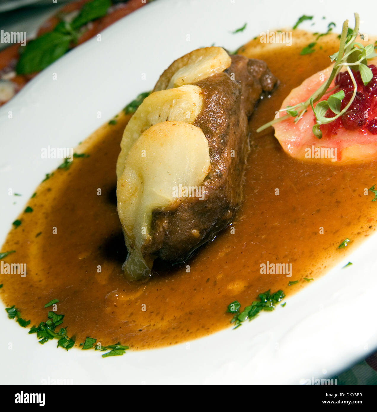 Specialità alimentare stile polacco di anatra con mele come fotografato a Cracovia Polonia Foto Stock