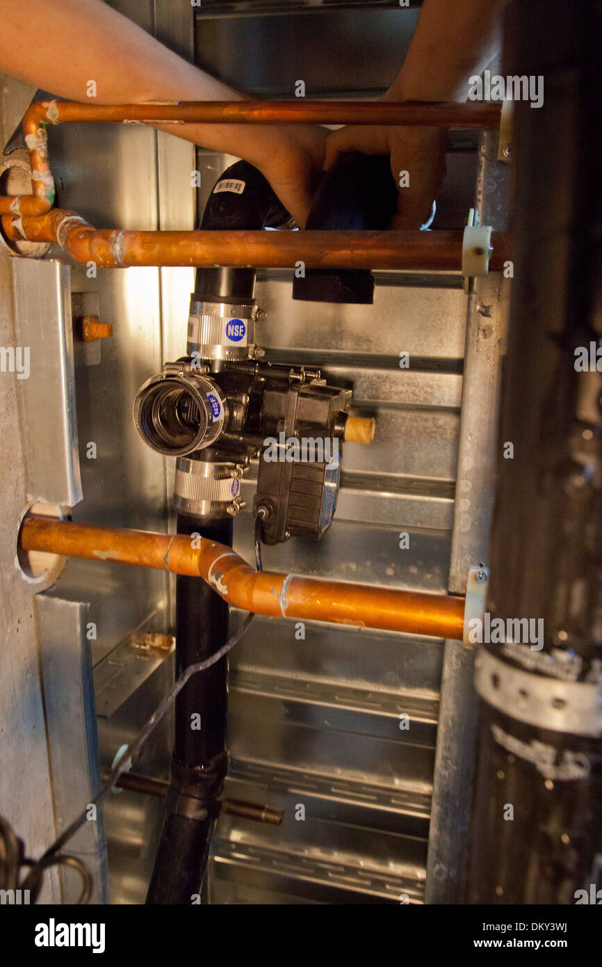 Installazione della valvola deviatrice per sistema grigie a new green home sito in costruzione. Los Angeles, California, Stati Uniti d'America Foto Stock Installazione della valvola deviatrice per sistema grigie a new green home sito in costruzione. Los Angeles, California, Stati Uniti d'America Foto Stock