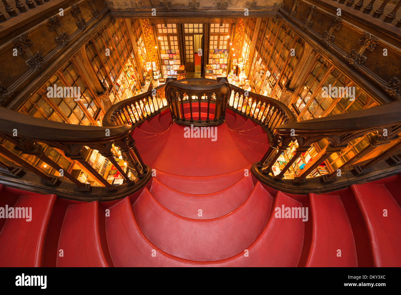 Lello e Irmao bookshop, scale a spirale, Oporto, Portogallo Foto Stock