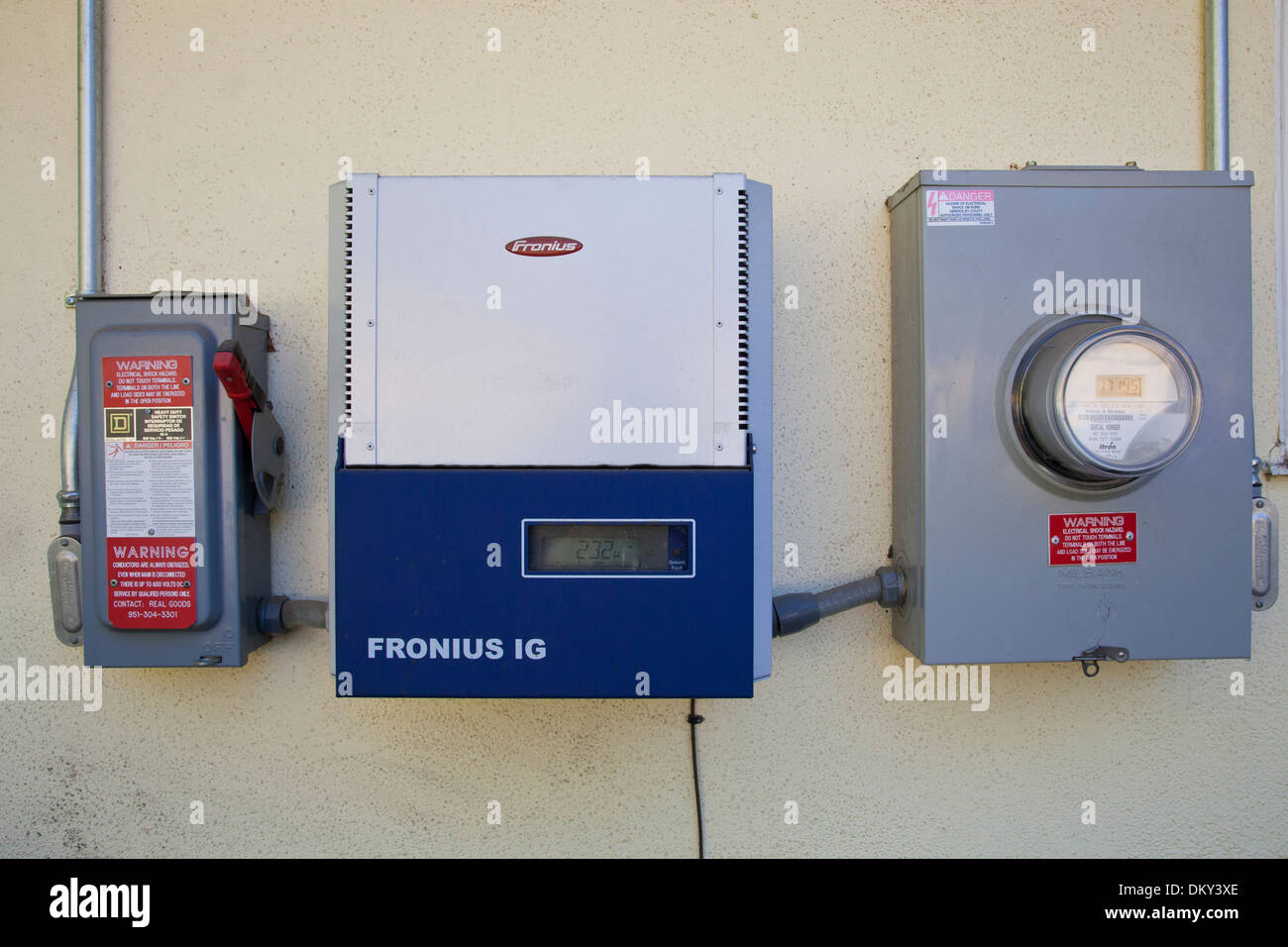 Una foto voltaico inverter sul lato della casa verde che è al di fuori della griglia. Los Angeles, California, Stati Uniti d'America Foto Stock