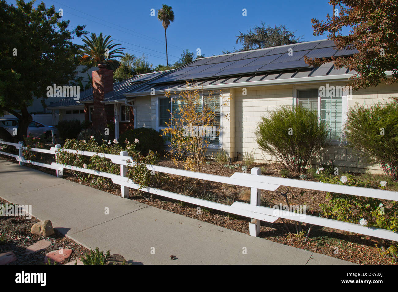 Casa verde che è al di fuori della griglia. Energia solare e di una raccolta di acqua piovana di alimentazione sistema di tutta l'energia e acqua, Los Angeles Foto Stock