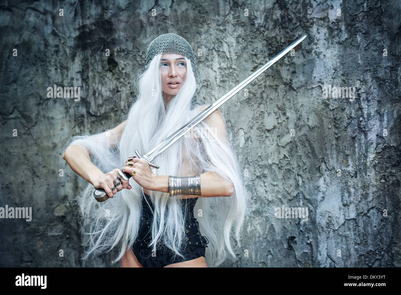 Attraente grey-haired maiden guerriero in armatura con la spada in mano Foto Stock