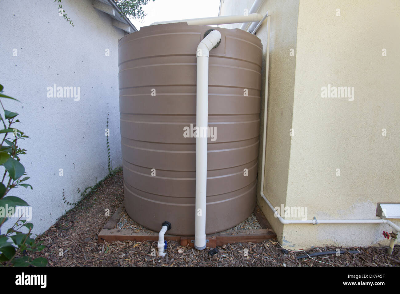 L'acqua piovana raccolta sistema su una casa verde che è al di fuori della griglia. Los Angeles, California, Stati Uniti d'America Foto Stock