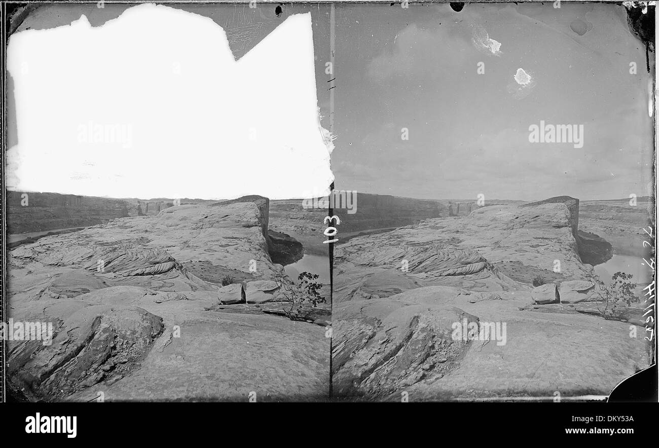 La fotografia mostra una vista panoramica del Green River nel Labyrinth Canyon, con Trinalcove Bend visibile. L'immagine cattura la bellezza del paesaggio naturale, con marcatori geografici prominenti identificati. Foto Stock