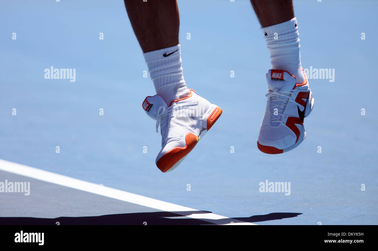 Jan 20, 2010 - Melbourne, Victoria, Australia - giocatore di tennis Rafael Nadal (ESP) sconfigge LUKAS LACKO (SVK) in retta fissa 6-2, 6-2, 6-2 durante il turno di un azione sul Giorno 3 della Australian Open 2010. (Credito Immagine: © MM Immagini/ZUMA Press) Foto Stock