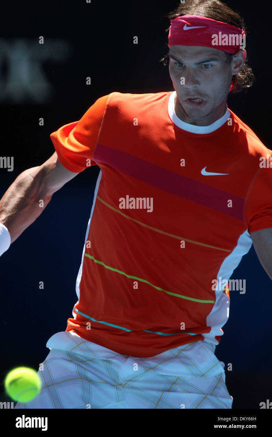 Jan 20, 2010 - Melbourne, Victoria, Australia - giocatore di tennis Rafael Nadal (ESP) sconfigge LUKAS LACKO (SVK) in retta fissa 6-2, 6-2, 6-2 durante il turno di un azione sul Giorno 3 della Australian Open 2010. (Credito Immagine: © MM Immagini/ZUMA Press) Foto Stock