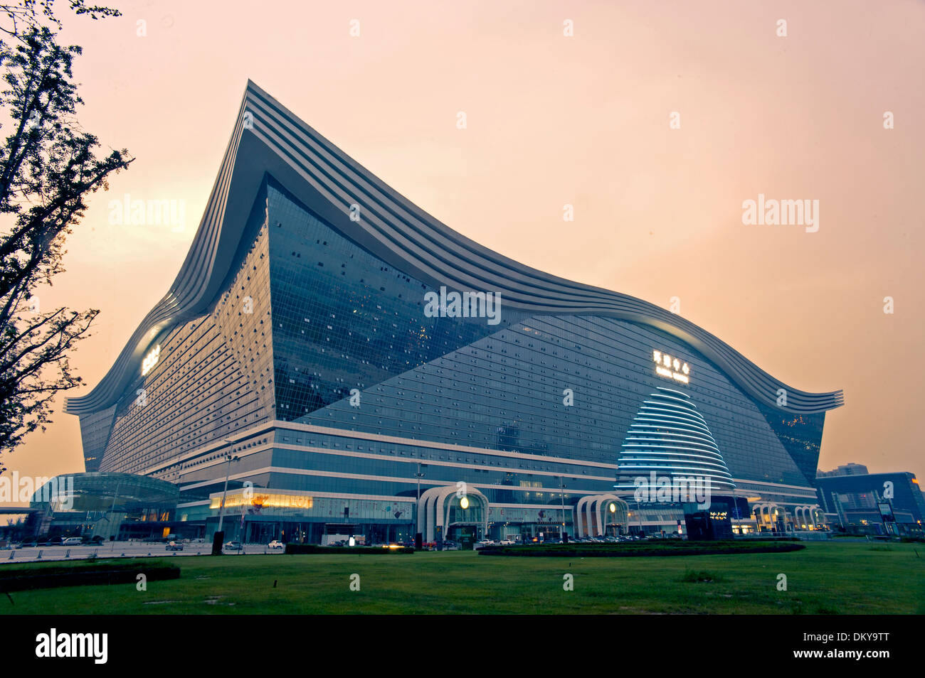 Centro globale a Chengdu, Cina notte Foto Stock
