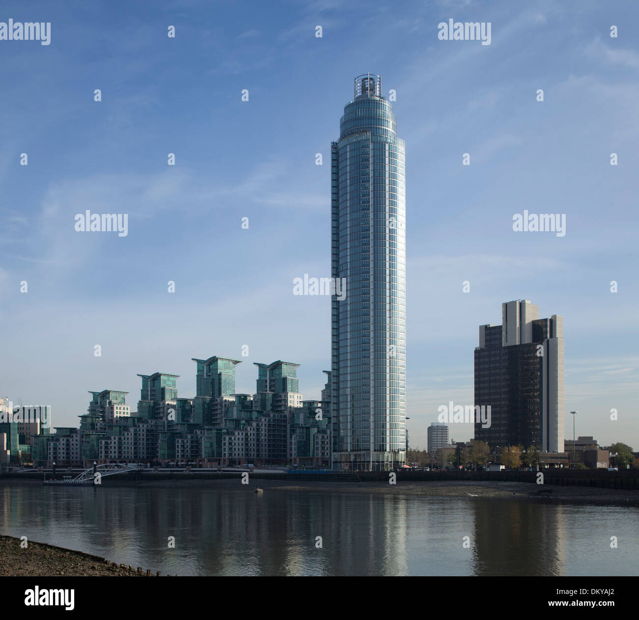 St George Wharf Tower, London, Regno Unito. Architetto: Barton Willmore, 2013. Scattato dalla banca del nord oltre il Tamigi. Foto Stock