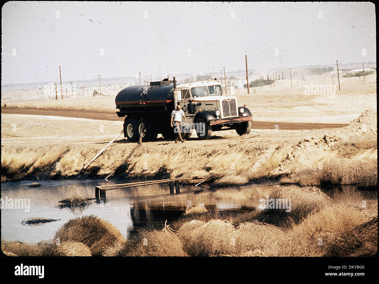 Un'immagine che mostra i rifiuti di petrolio, che possono essere visti come sottoprodotto delle attività industriali ed estrattive. La foto evidenzia le preoccupazioni ambientali associate alla produzione di petrolio e l'impatto dei rifiuti sugli ecosistemi. Foto Stock