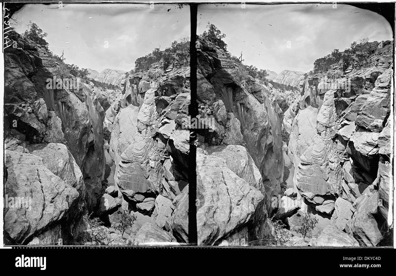 Una vista del canyon di Tantalus Creek dall'alto, catturando il terreno circostante. La fotografia fornisce una prospettiva aerea del paesaggio accidentato, evidenziando i numeri dei vecchi percorsi lungo il percorso. Foto Stock