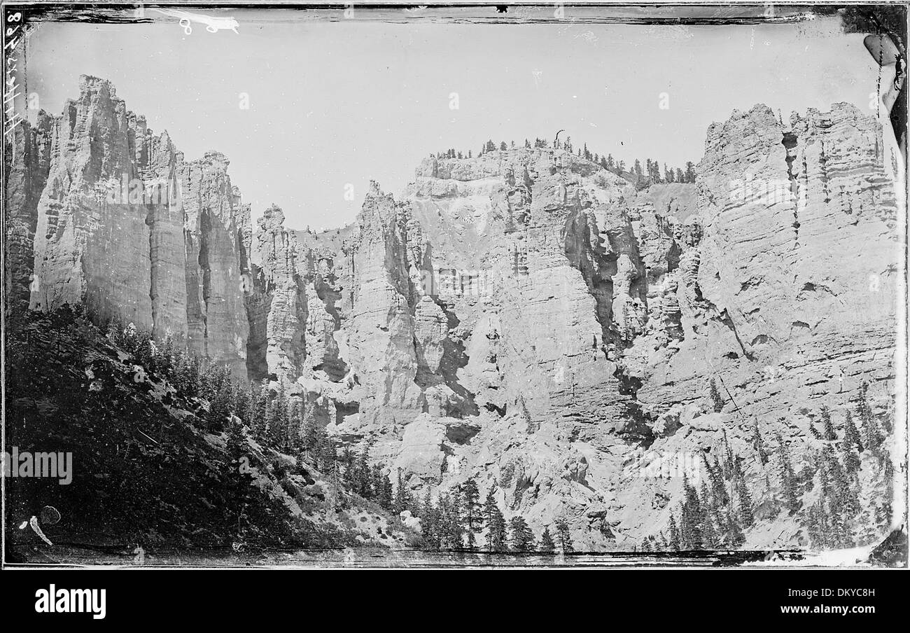 Le Pink Cliffs nello Utah meridionale, una regione nota per le sue caratteristiche formazioni rocciose, sono catturate in questa immagine. Le scogliere sono state geologicamente significative dalla fine del XIX secolo, con questi vecchi numeri che probabilmente si riferiscono a marcatori di esplorazione o indagine. Foto Stock